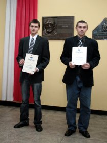 Fotografia: Finaliści prezentują swoje dyplomy