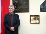 Fotografia: Dyrektor Claus Duncker obok odsłoniętej tablicy pamiątkowej