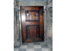Fotografia: Wnętrze Kaplicy Boimów - drzwi zdobione intarsją i okuciami