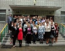 Fotografia: Uczestnicy konferencji przed budynkiem szkoły