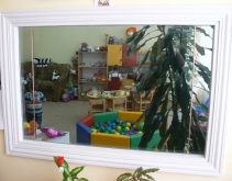 Fotografia: Gabinet psychologa z lustrem weneckim, pozwalającym obserwować dzieci w trakcie zabawy