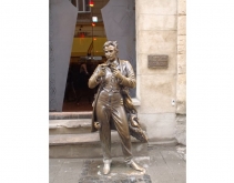 Fotografia: Pomnik Leopolda Ritter von Sacher-Masoch przed kawiarnią nazwaną jego imieniem
