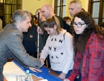 Fotografia: Oglądanie wypukłego planu sytuacyjnego otoczenia Uniwersytetu Warszawskiego